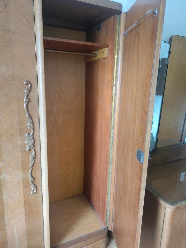 Alter Kleiderschrank und Sideboard mit Spiegel in Rodgau