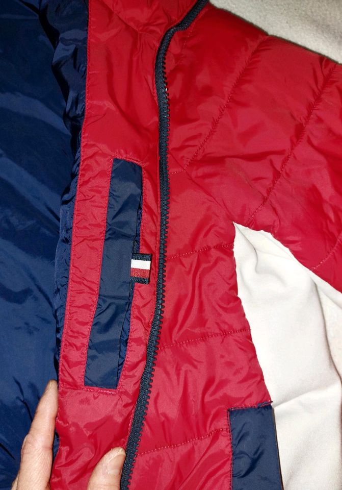 Tommy Hilfiger Steppjacke Winter Jacke warm XS S 34 rot blau weiß in Mandelbachtal