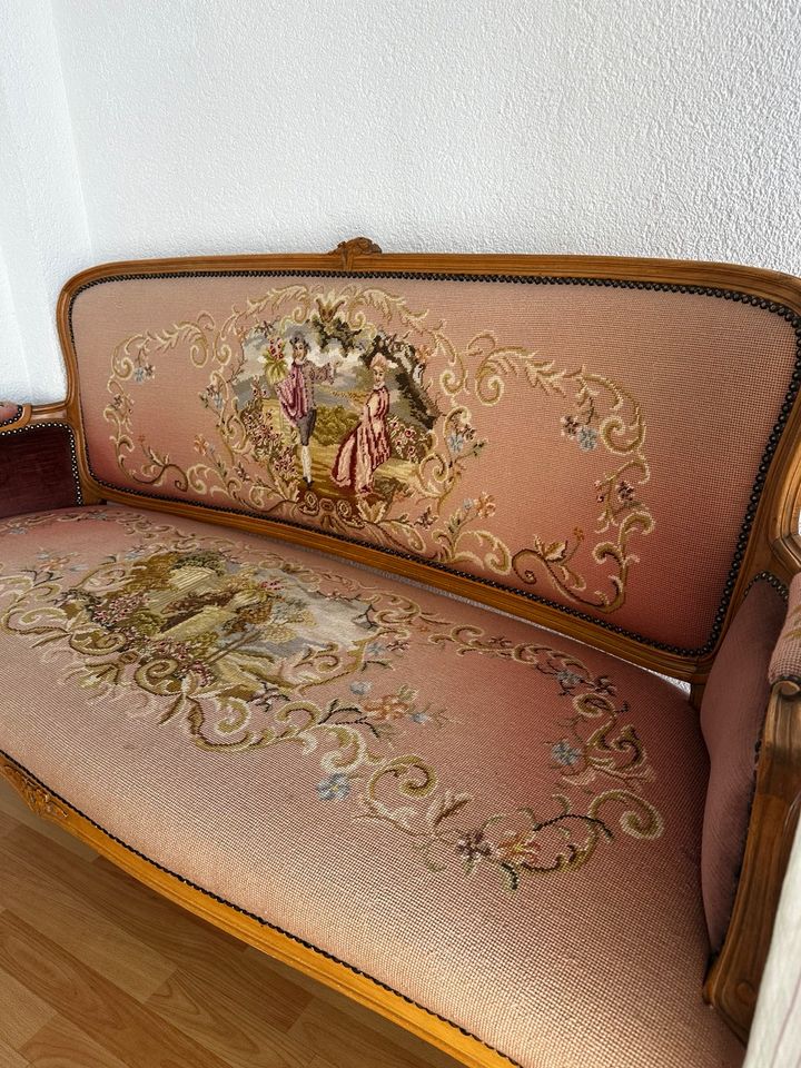 Antikes Sofa mit 3 Antik Sessel und 1 Hocker in Berlin