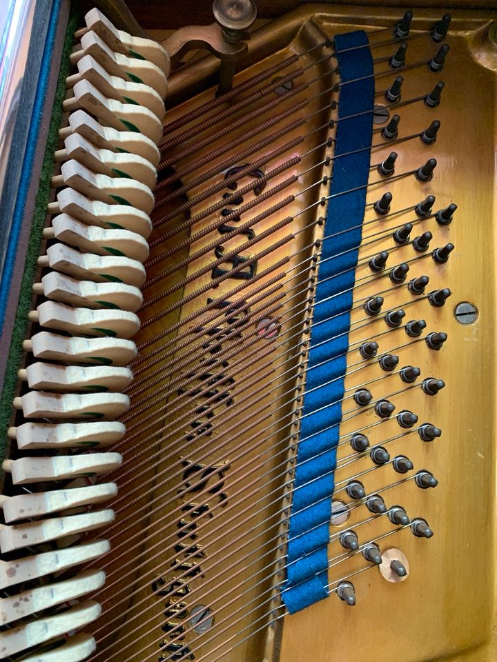 Pfeiffer Klavier 138 cm top Zustand perfekte Basis, keine Risse. in Knüllwald