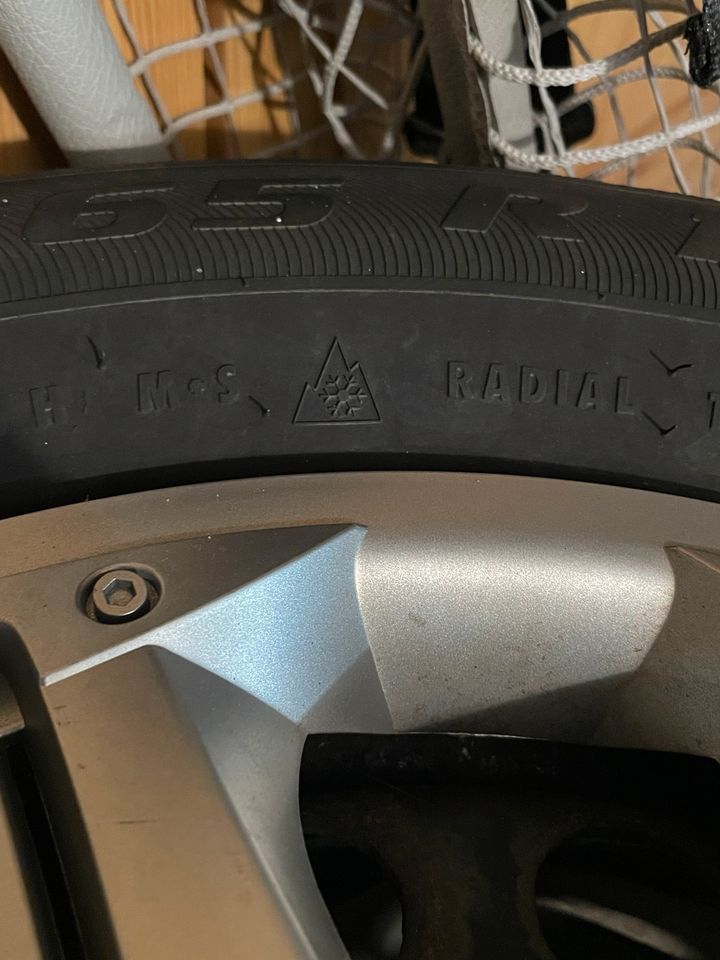 Reifen mit Radkappe und Stahlfelge 195/65r15 in Buxtehude