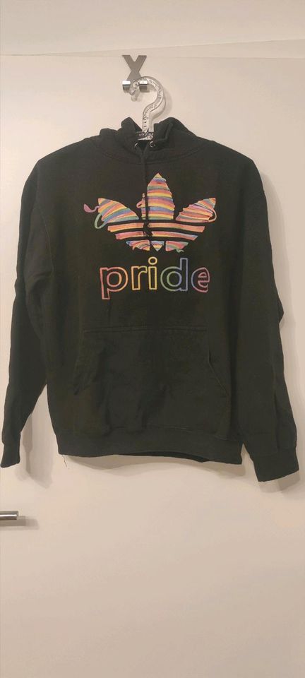 Kapuzenpullover Adidas pride Regenbogen in Achern