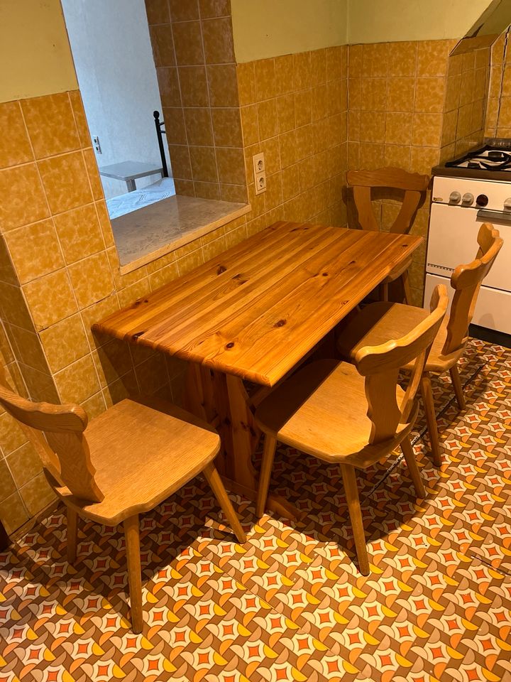 Tisch mit vier Stühlen in Regensburg