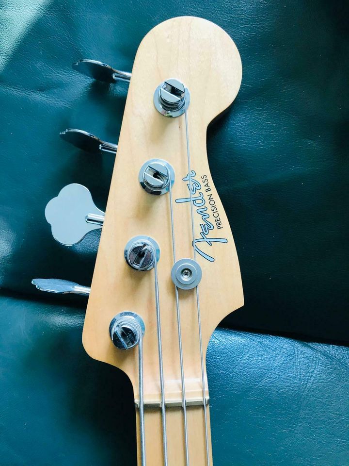 Sammlerstück „Roger Waters“ Fender Precision Bass Black in Berlin