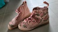 Bugatti Stiefel/Boots mit Blumenstickerei Gr. 42 Hessen - Taunusstein Vorschau