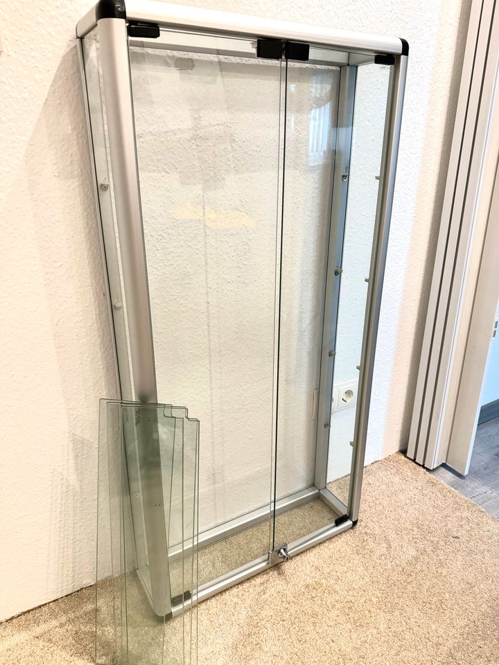 Abschließbare Hängevitrine in Iserlohn