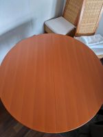 Verkauft wird ein runder Esstisch mit 4  Stühlen Baden-Württemberg - Sindelfingen Vorschau