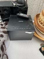 Samsung mit 2 Boxen Radio CD- Player Hessen - Egelsbach Vorschau