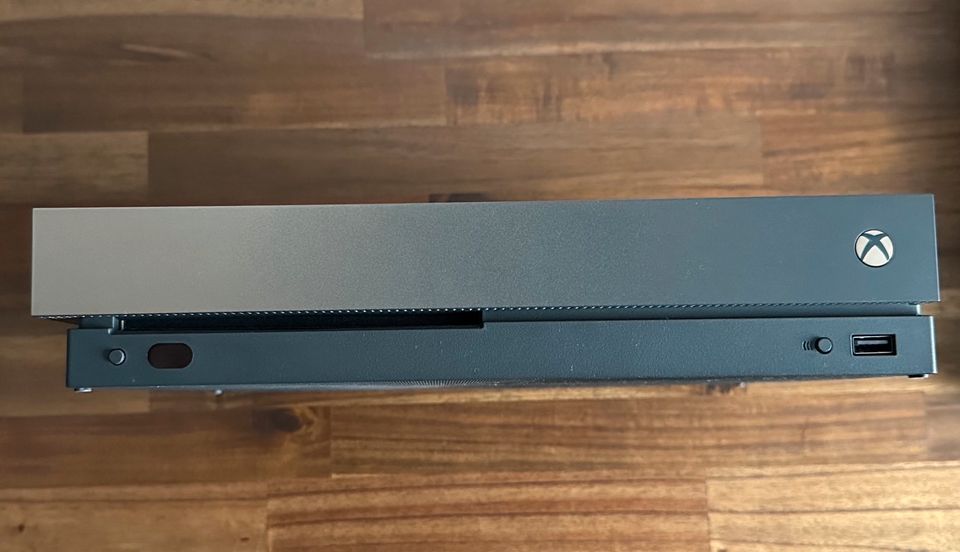 Xbox One X *Special Edition* Battlefield Gold Rush 1TB in Westerheim