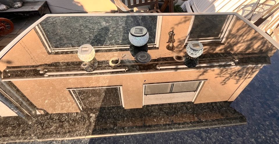Gartentisch Alu mit Glasplatte und Schirmhalter in Braunschweig