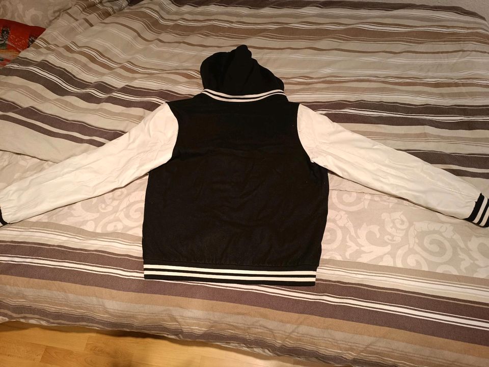 College Jacke mit Lederärmel und Kapuze in Wiesbaden