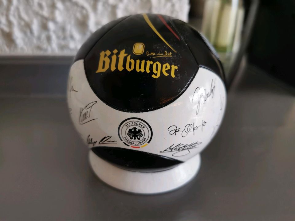 Bitburger Gläser mit Sammelsurium in Wallerfangen