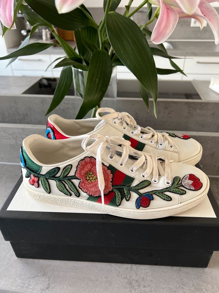 Gucci Ace Embroidered Floral in Köln