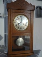 Wanduhr mit braunem Holzgehäuse und Läutwerk Bayern - Burgoberbach Vorschau