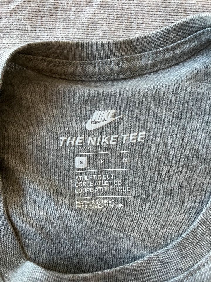 NEUES Nike Tshirt Herren grau Gr.S in Emmendingen