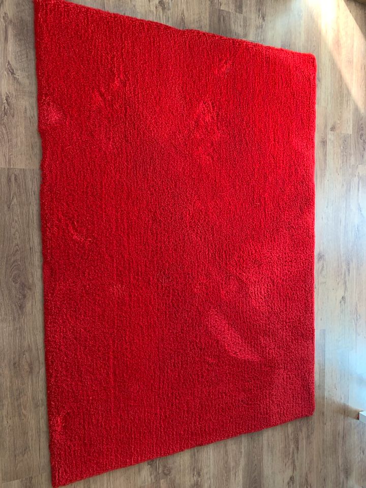 Roter flauschiger Teppich in Oelsnitz/Erzgeb.