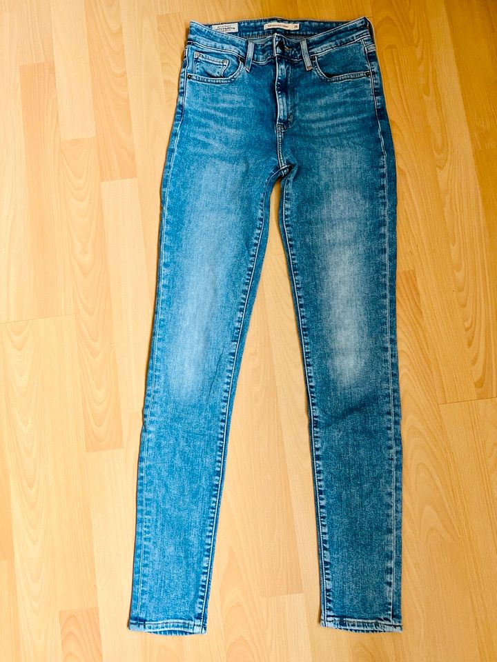 Levi's High Rise Skinny 721 blau hellblau 26 Jeans Röhrenjeans in Rheinstetten