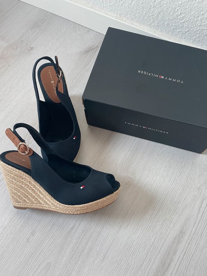 Tommy Hilfiger Sandalen, Keilabsatz, wie neu in Kölleda