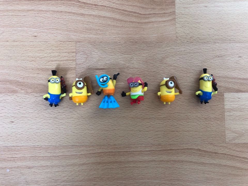 Minions Figuren Kinder Übertaschungsei Sammlung Spongebob 8 Stk. in Gummersbach