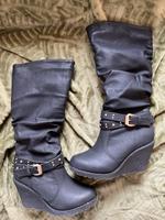 Schwarze Keil-Stiefel mit Nieten - Größe 37 Bayern - Meitingen Vorschau