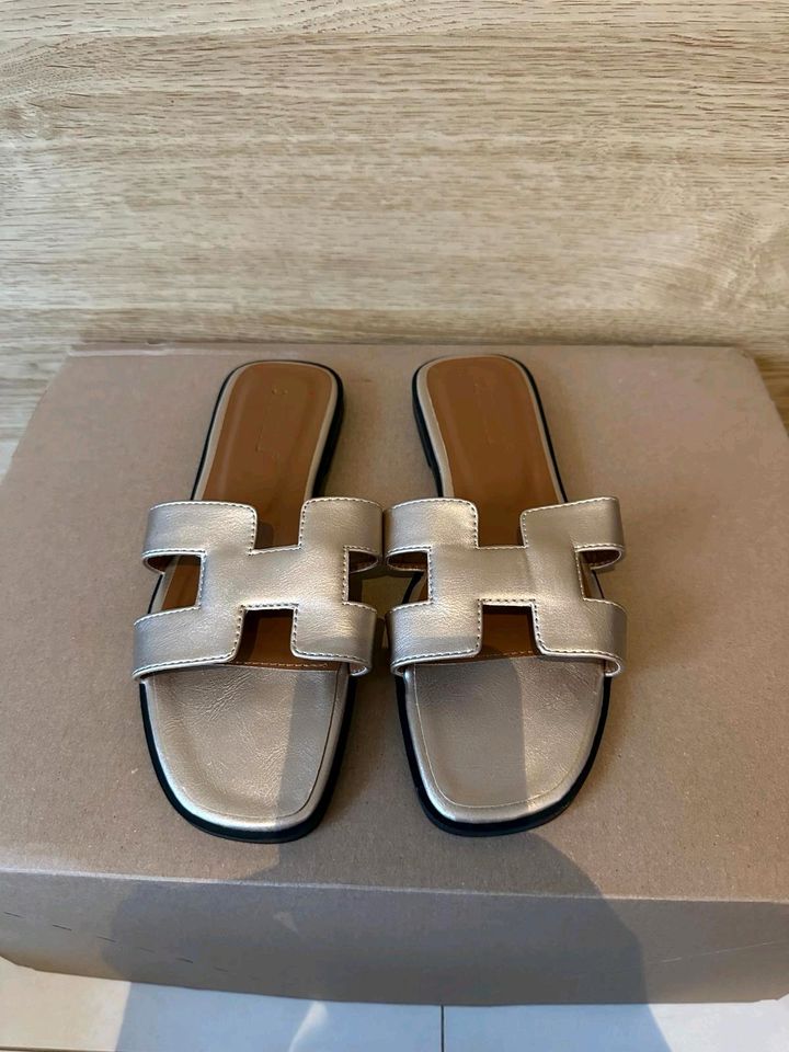 NEU***Sandalen gold, silber & schwarz Gr. 39 in Hamburg