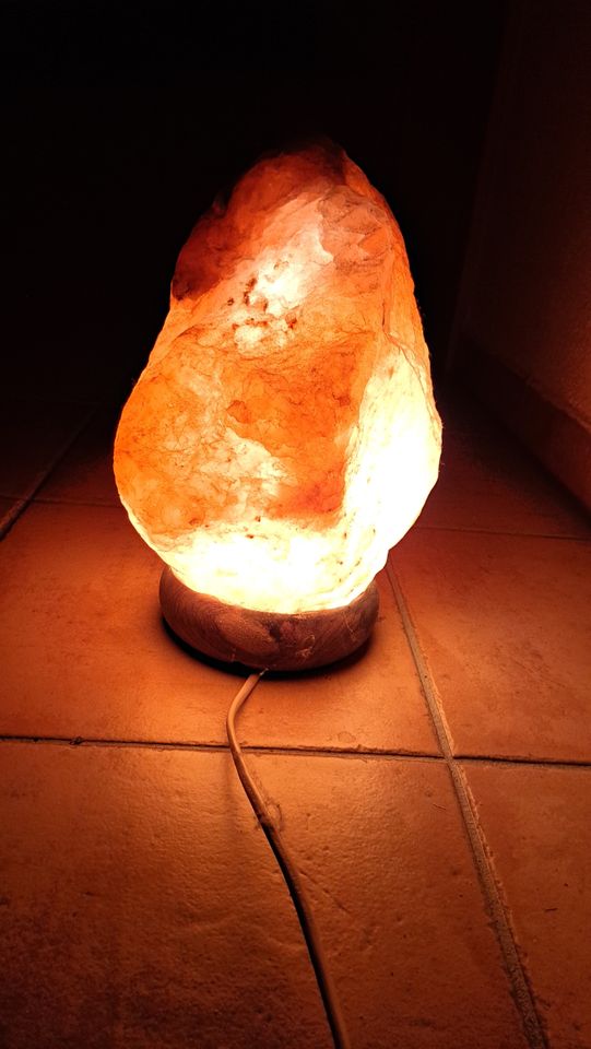 Beleuchteter Salzkristall mit Holzsockel Salzlampe Rock Lampe in Rot an der Rot