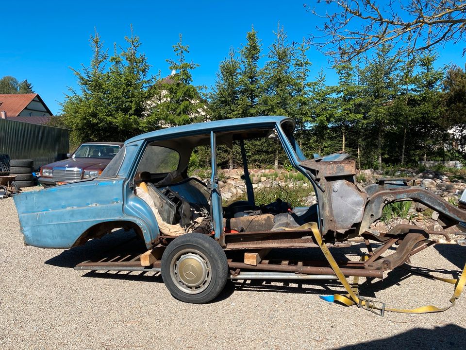 Mercedes W110 Heckflosse Karosserie mit Papiere in Aindling