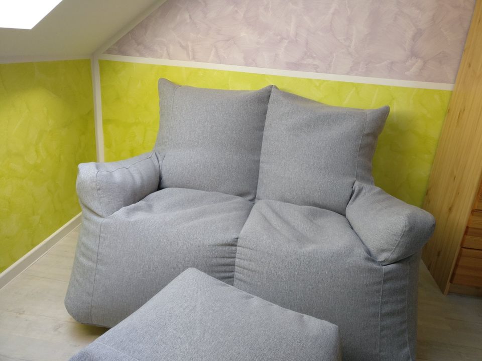 graues Sofa Couch mit dazugehörigem Hocker Sitzsack Sitzcouch in Leipzig