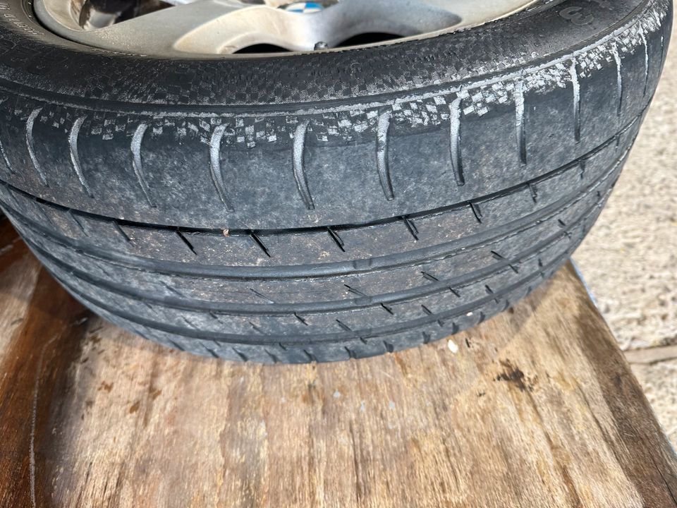 BMW E60 E61 5er Sommerreifen Alufelgen Reifen Felgen 225/50 R17 in Linnich