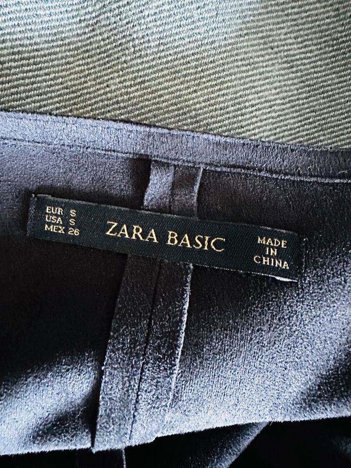 ZARA, schwarze Fransenjacke, Gr. S in Hamburg