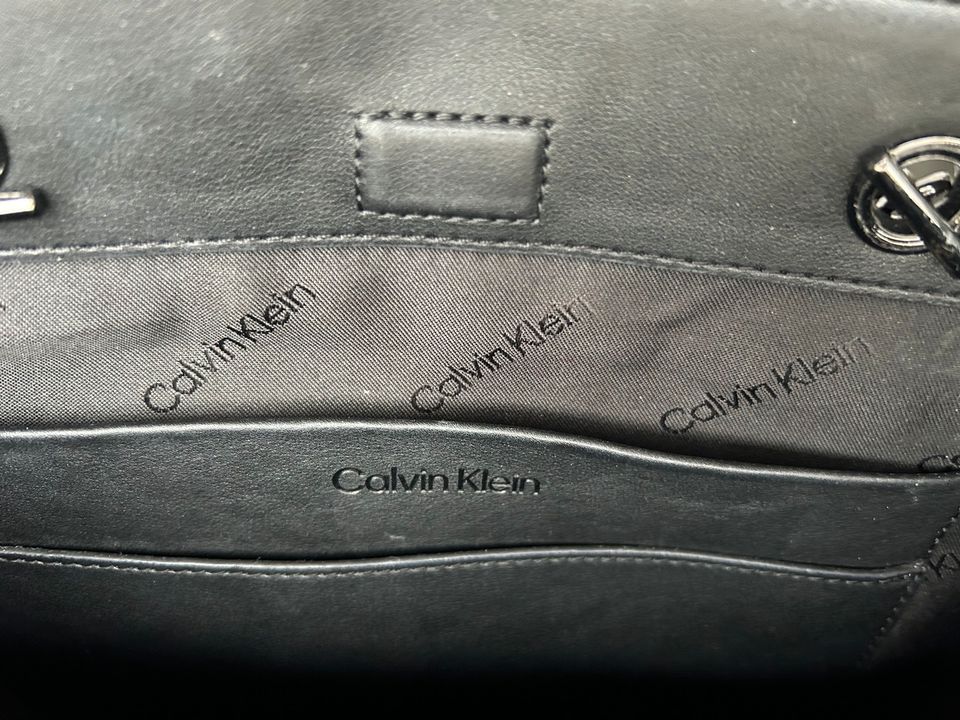 Originale Calvin Klein Handtasche mit Kettendetails in Cuxhaven