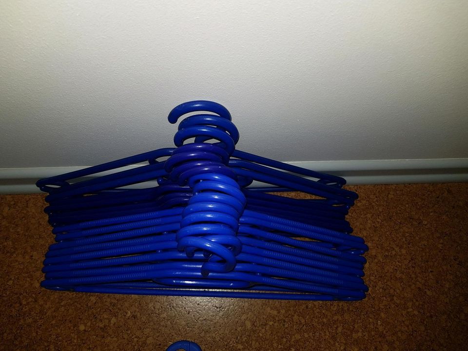 Aufhänger blau ♾➰♾ BÜGEL Kleiderbügel Hosenbügel Kunstoffbügel in Saarbrücken