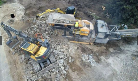 Brecher Brecheranlage Bauschutt schredder Abriss Abbruch in Halberstadt