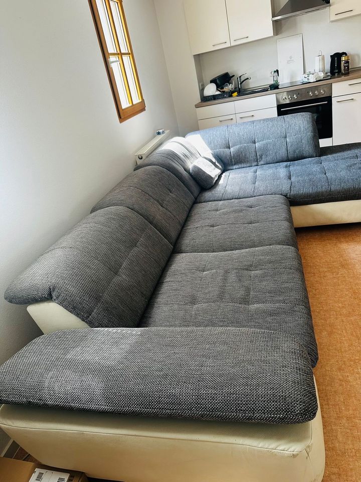 KOSTENLOS L-Sofa in grau/weiß in Kulmbach