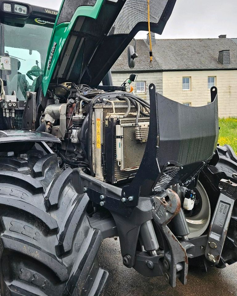 Valtra N163 Haubenschutz Forstschutz in Daleiden