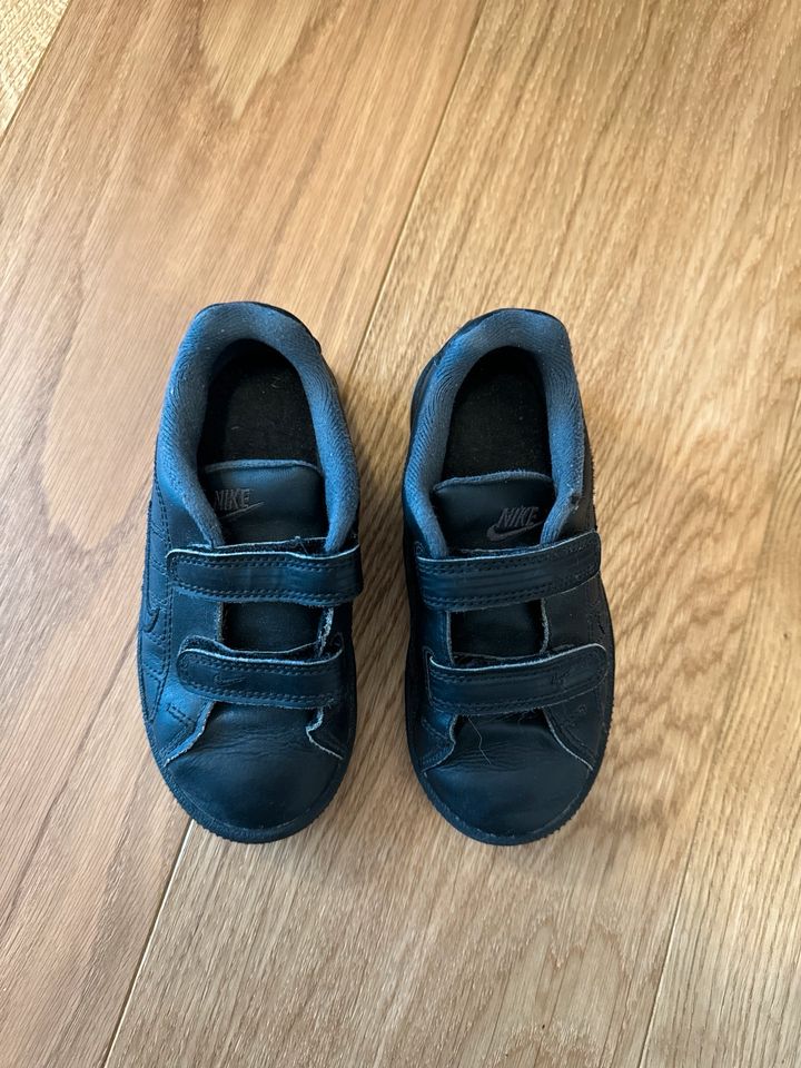 Nike Schuhe Größe 26,5 in Erding