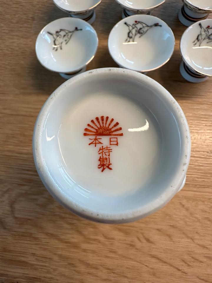 Japanisches vintage Sake Becher Set Kranich, 7teilig - handbemalt in Kreuzau