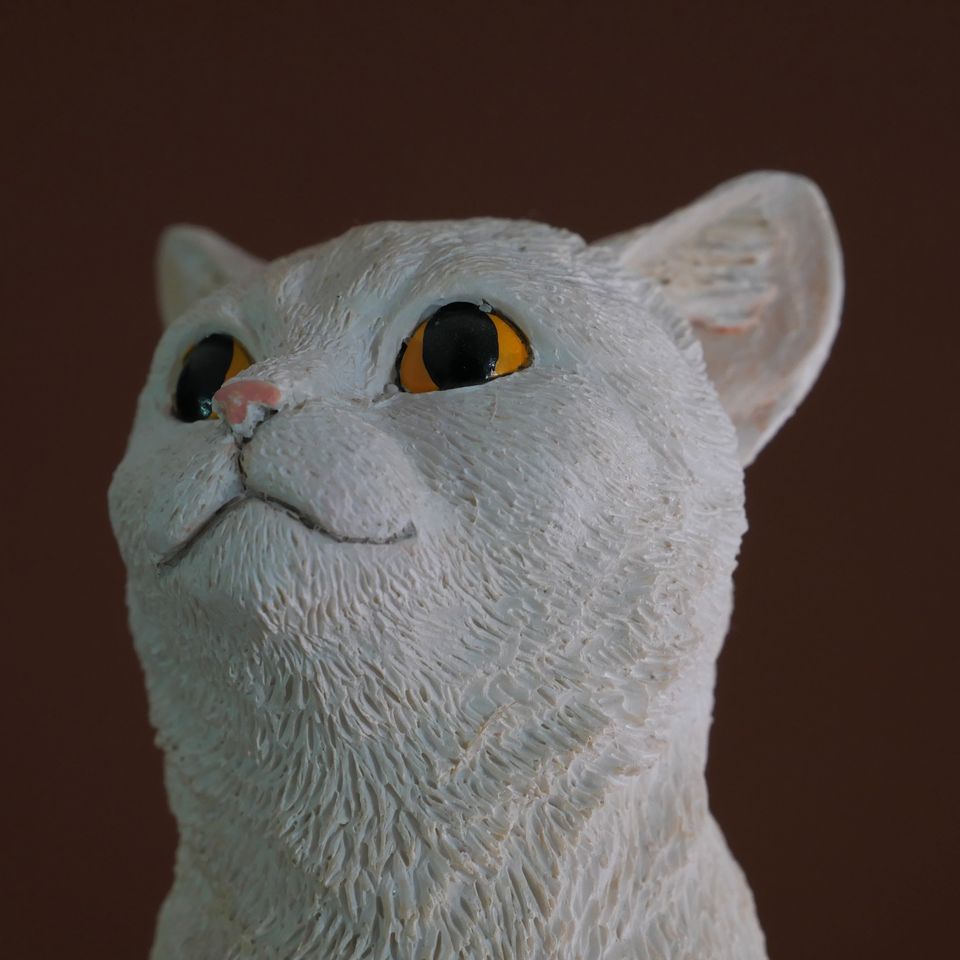 Dekotier, Weiße Katze, neuwetig, von County Artists, 13 cm in Behrendorf