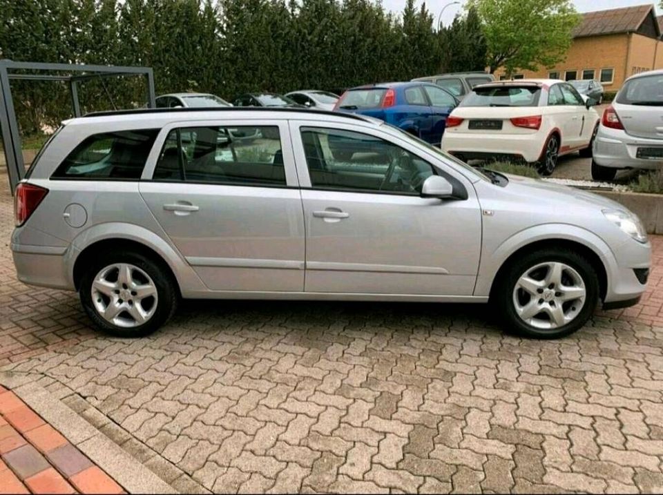 Opel Astra Caravan H 1.6 Edition  Automatic in Hamburg