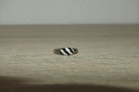 Ring, silber mit weiß und schwarz, neuwertig Nordrhein-Westfalen - Olpe Vorschau