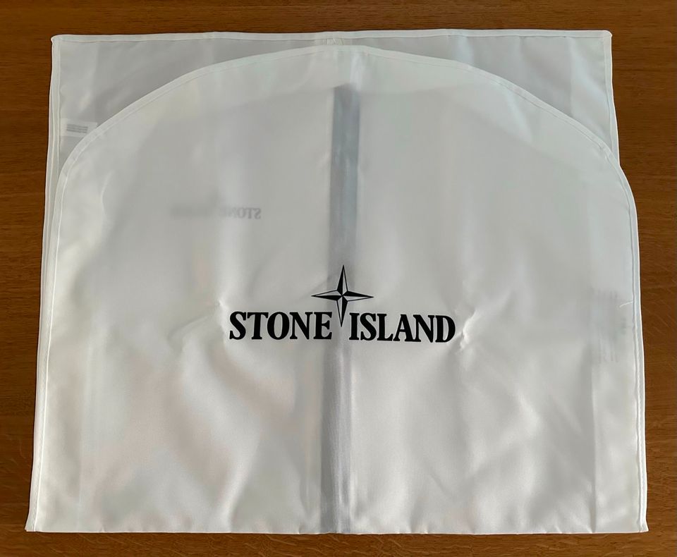 STONE ISLAND Kleidersack 2022 Original weiß großer Schriftzug NEU in Nürnberg (Mittelfr)