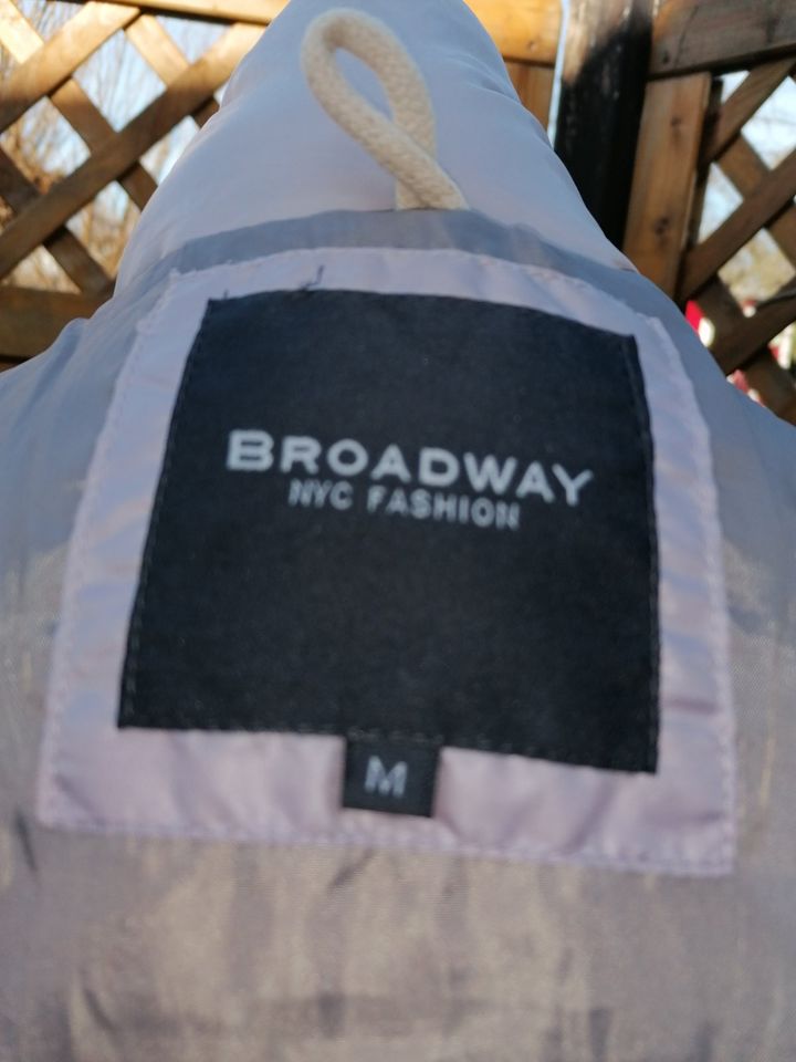 neuwertige Broadway NYC Jacke Daunenjacke helles lila gr M in Arnstorf