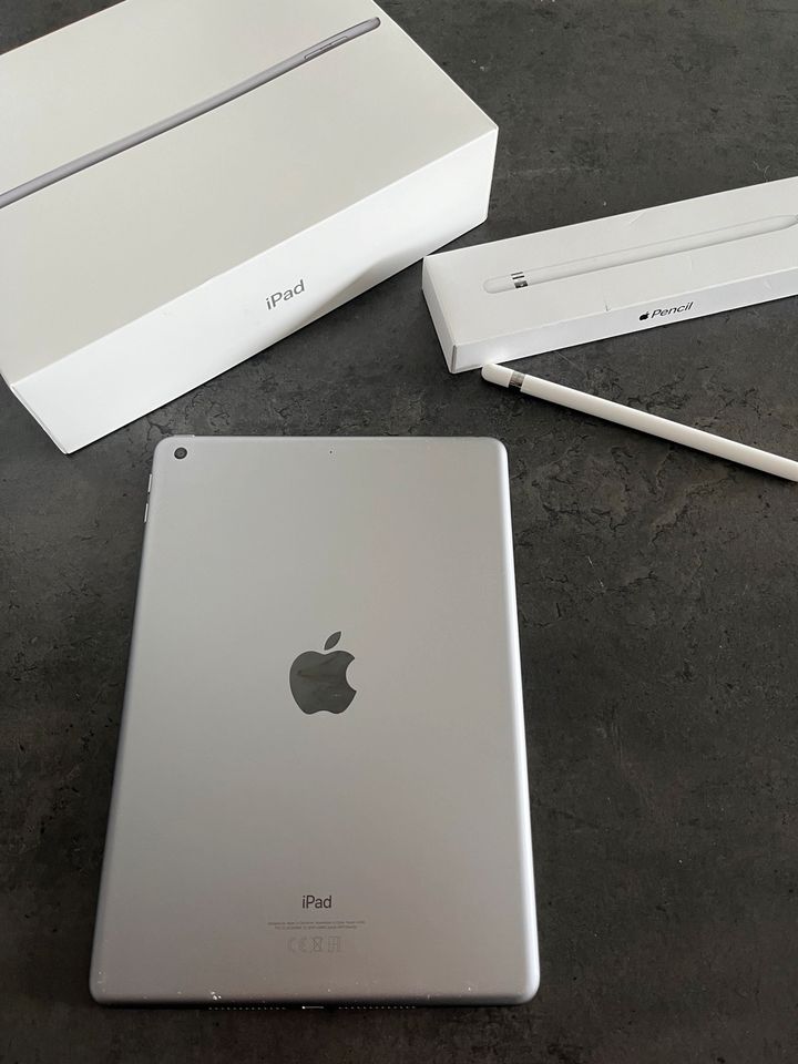 Apple iPad 6th Generation 2018 32 GB mit Apple Pencil in Hamburg