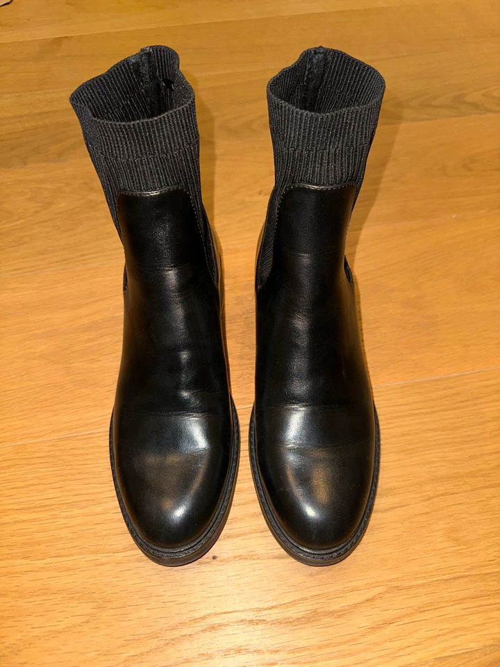 Chelsea Boots aus Leder von Zara in Größe 38 in Grasbrunn