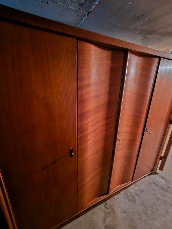 Antiker Kleiderschrank aus Massivholz 200 x 180 x 60 in Euskirchen