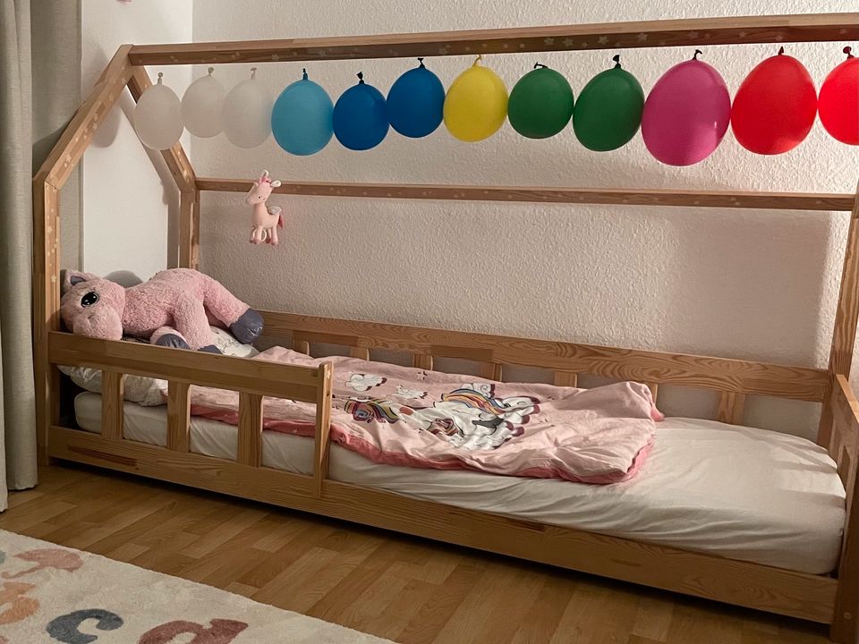Kinderbett Hausbett mit Matratze 80 x 200 in Vienenburg