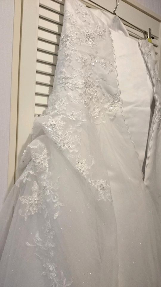 Brautkleid/Hochzeitskleid mit Schnürung, Größe variabel 40/42/44 in Schenklengsfeld