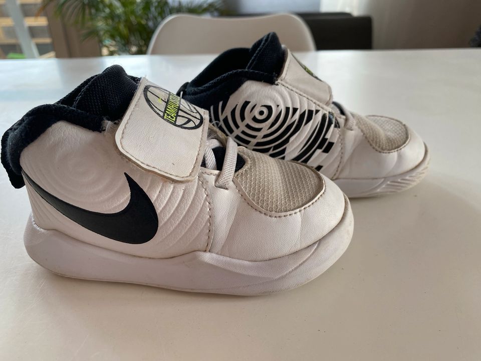 Nike Kinderschuh Sneaker Team hustle Basketball in Rielasingen-Worblingen