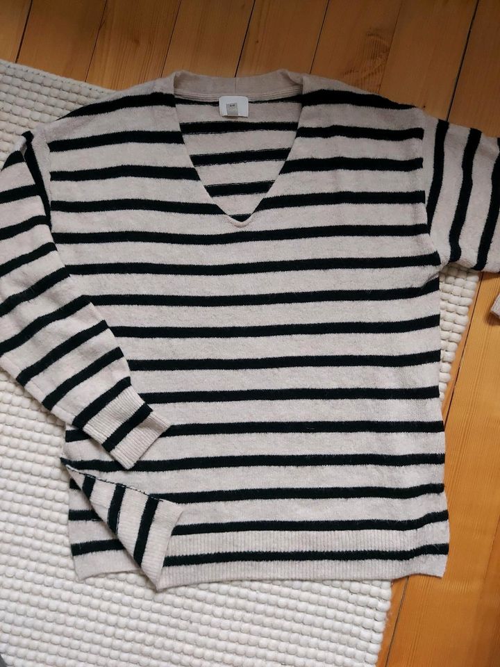 V-Pulli von H&M Gr.  XS  - oversized! in Kulmbach