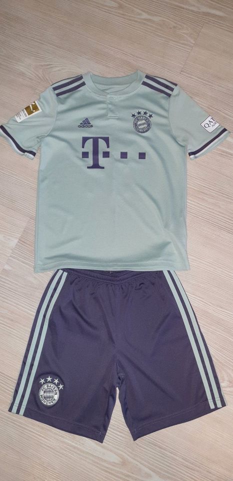 Adidas FC Bayern München Trikot + Shorts mintgrün Kinder Gr. 152 in Meerbusch